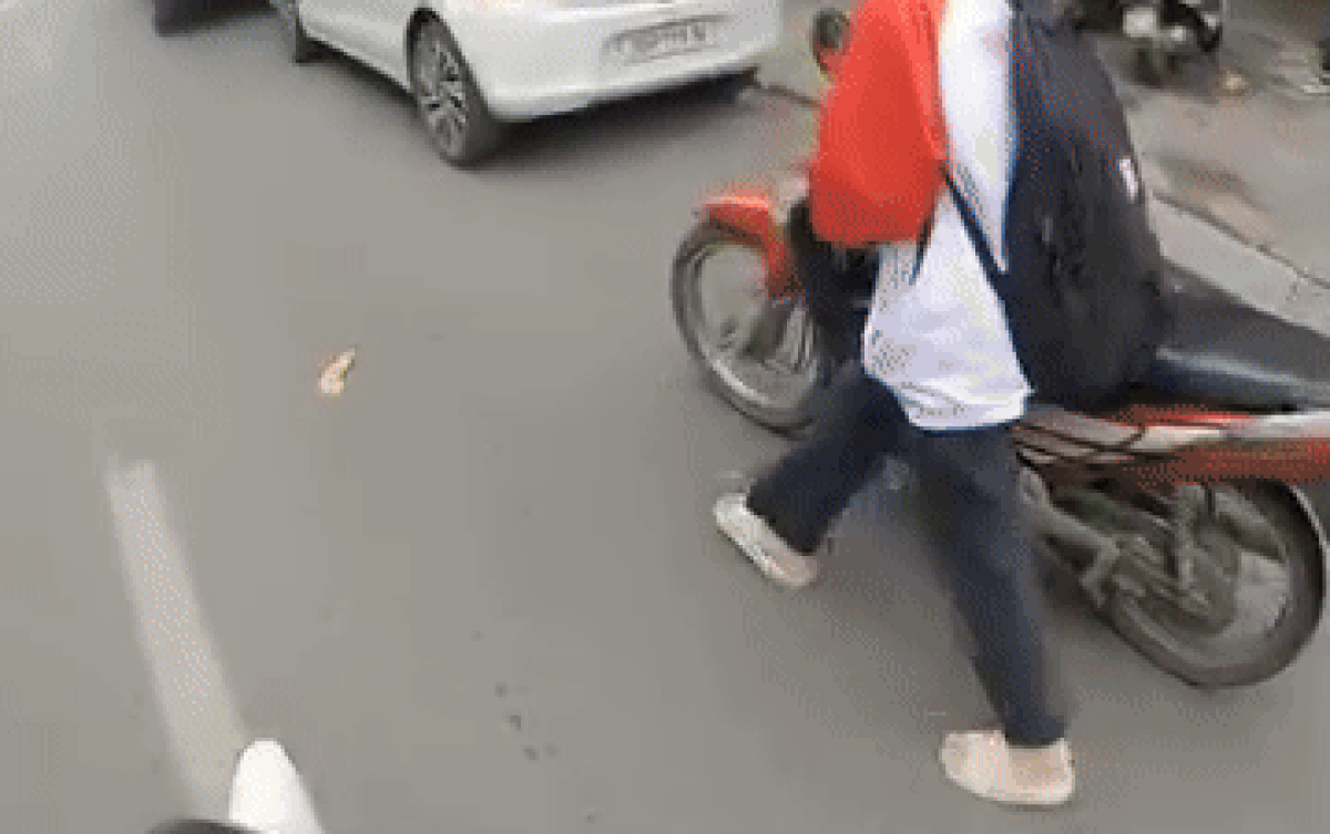 Thấy nữ sinh dắt bộ xe máy, nam thanh niên có hành động nhận 'cơn mưa' lời khen Ảnh 2