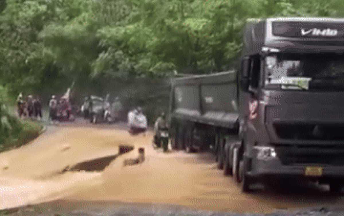 Thấy người đi xe máy chần chừ trước dòng lũ chảy xiết, tài xế xe tải có quyết định bất ngờ Ảnh 2