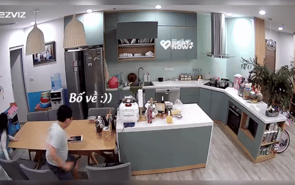 Bố về nhà thấy 2 con chăm chỉ làm việc, xem lại camera thấy cảnh cực hài hước Ảnh 2