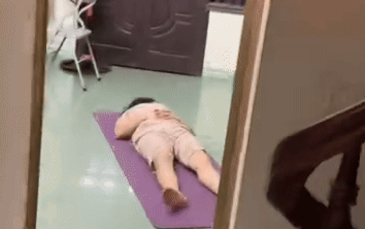 Ra xem mẹ tập thể dục giảm cân, con gái được phen cười ngặt nghẽo Ảnh 2