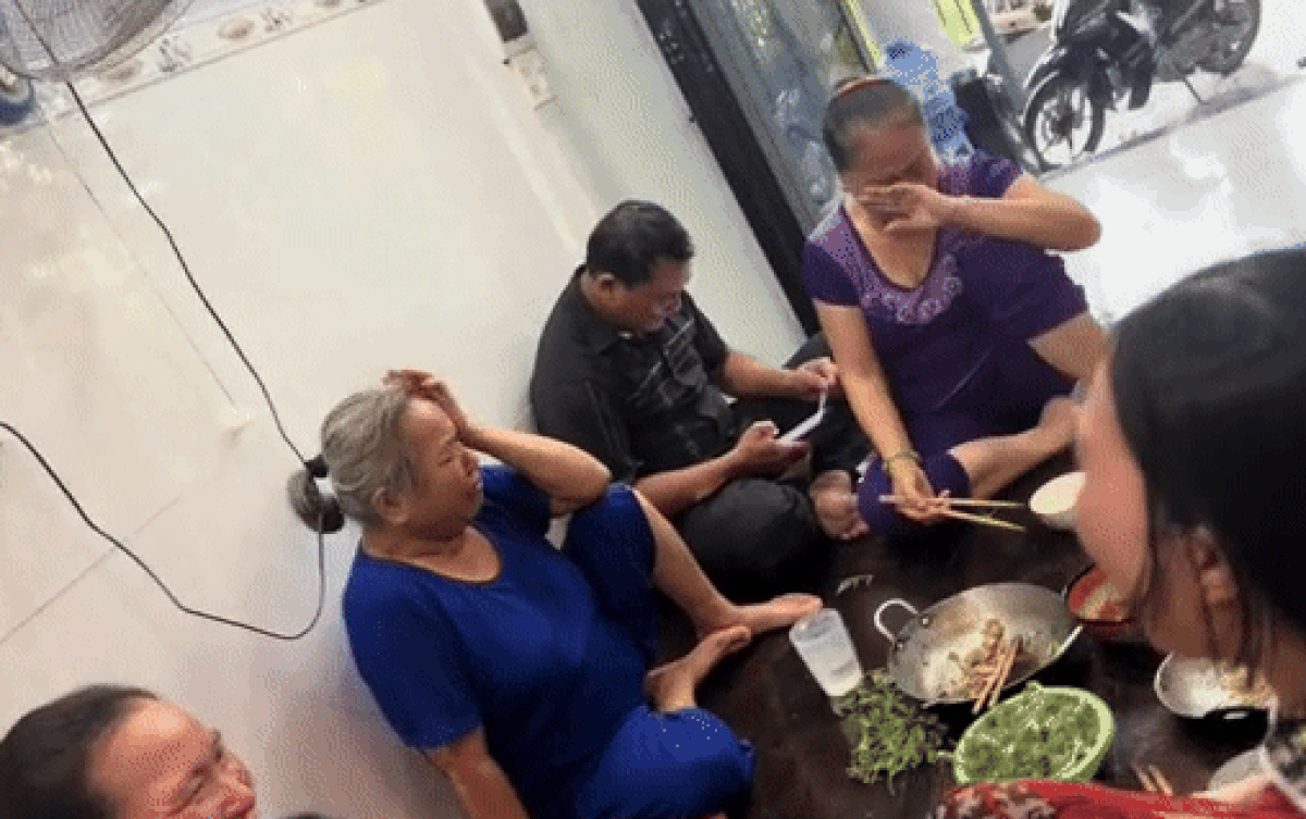 Mẹ 'đứng hình' khi bất ngờ nhận ra con gái xa nhà 2 năm trong bộ dạng bán vé số Ảnh 2