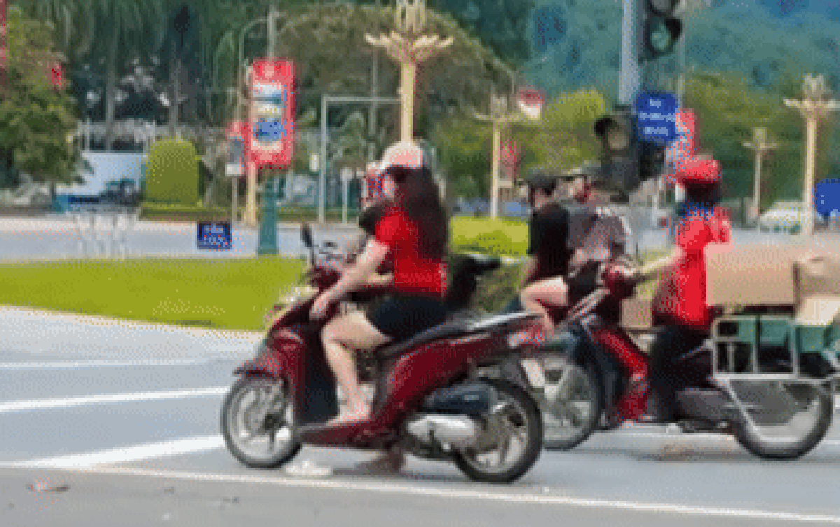 Cô gái khiến cả phố ngước nhìn khi dừng đèn đỏ, xem clip dân tình liền hiểu lý do Ảnh 2