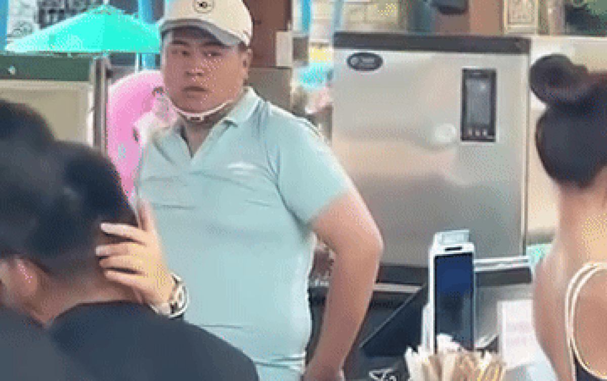 Gần 5 triệu lượt xem biểu cảm của thanh niên bán kem dành cho cặp đôi đang tình tứ Ảnh 2