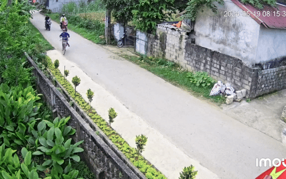 Vừa phóng xe ra cổng, cô gái đã gặp ngay tai nạn do lỗi của mình Ảnh 2