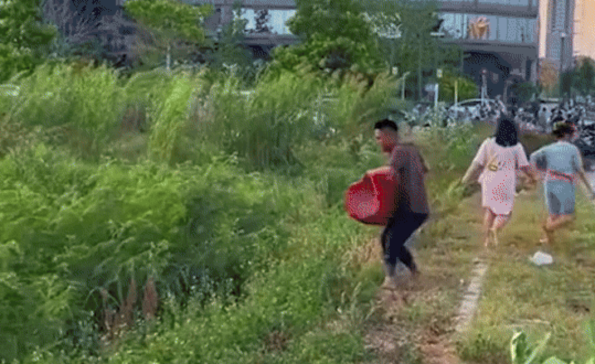 Đang ngồi uống nước, thanh niên bất ngờ khi chủ quán ném bàn ghế xuống mương Ảnh 2