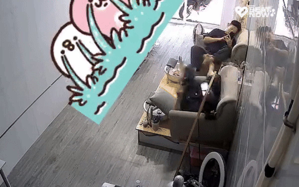 Cặp đôi ngồi đùa giỡn cùng nhau, camera ghi lại cảnh đau điếng của người vợ Ảnh 2