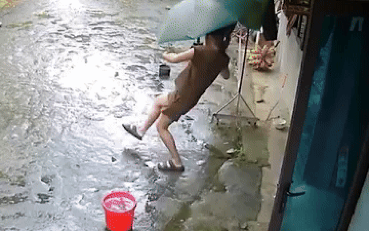 Định mang đĩa rau sang cho hàng xóm, cô gái tức anh ách khi vừa ra khỏi nhà Ảnh 2