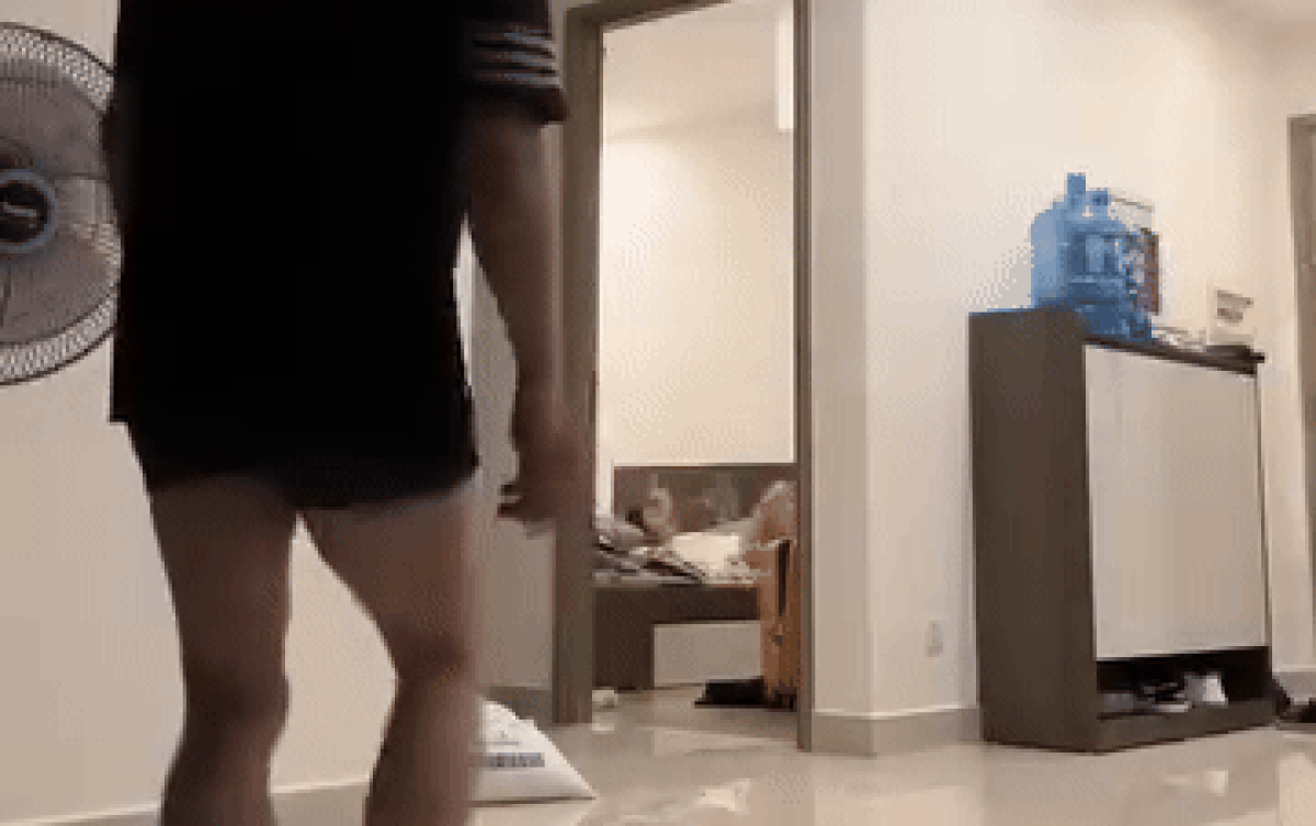 Ông chồng vừa sút quả bóng liền quỳ thụp xuống, xem camera dân tình liền hiểu lý do Ảnh 2