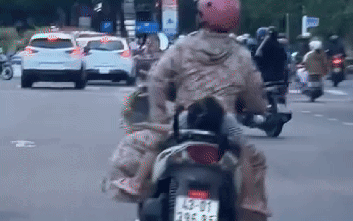 Mẹ và bé gái khiến cả phố ngước nhìn, ai nấy cũng lo lắng một chi tiết Ảnh 2