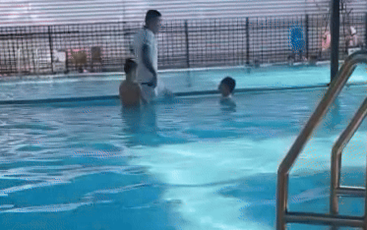 Diễn biến bất ngờ vụ bé trai bị dìm đầu xuống bể bơi ở Hà Nội Ảnh 2