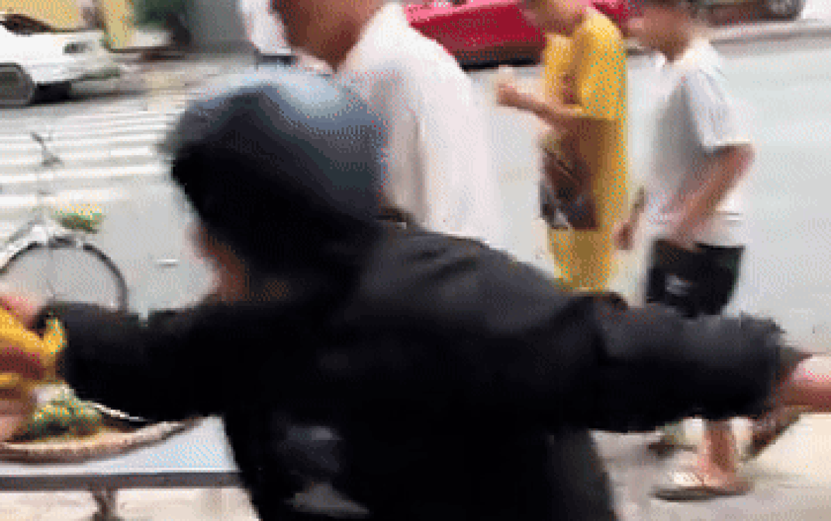 Mang gà luộc ra cửa cúng Rằm tháng 7, chủ nhà bất lực với hành động của 'cô hồn sống' Ảnh 2