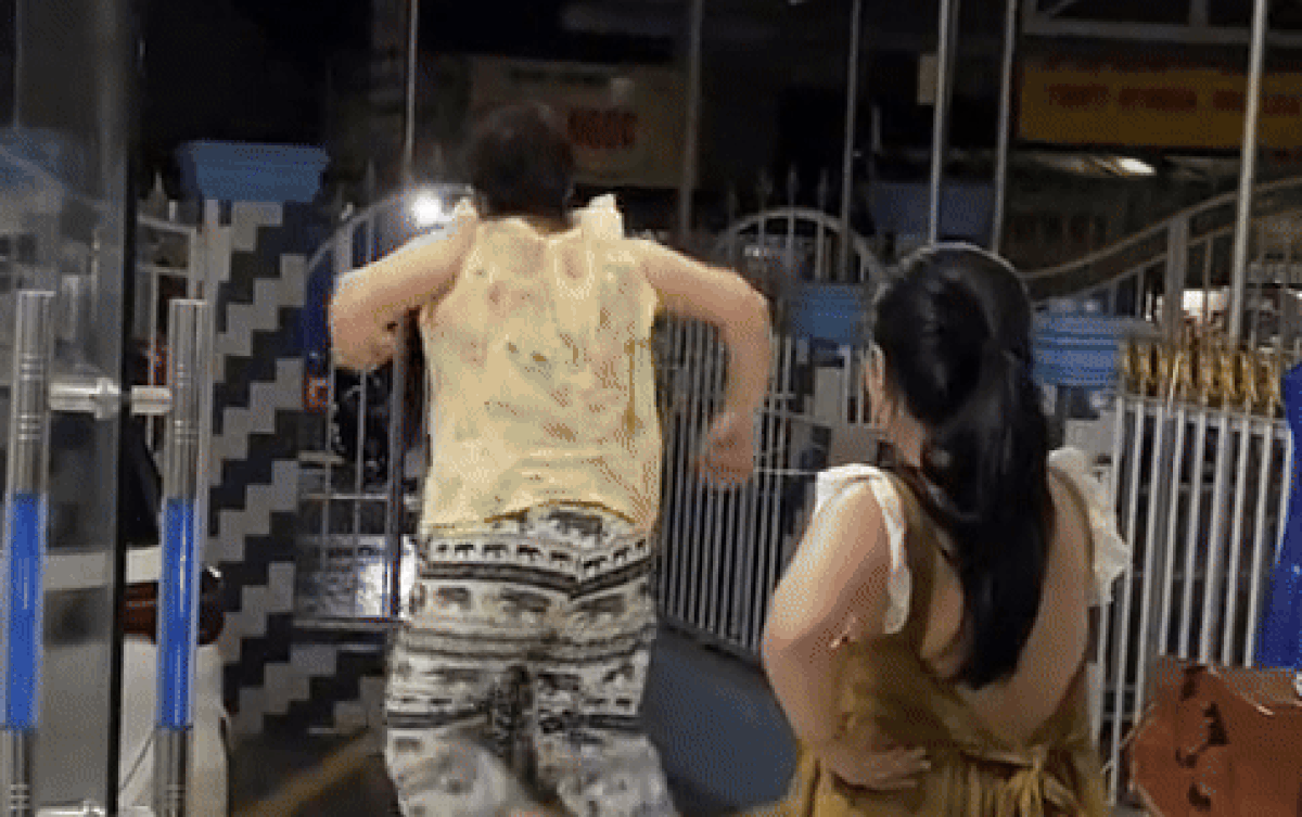 Bố mẹ 50 tuổi nhưng vẫn hào hứng chơi nhảy dây, dân tình cảm thán: Nhìn mà ham Ảnh 2