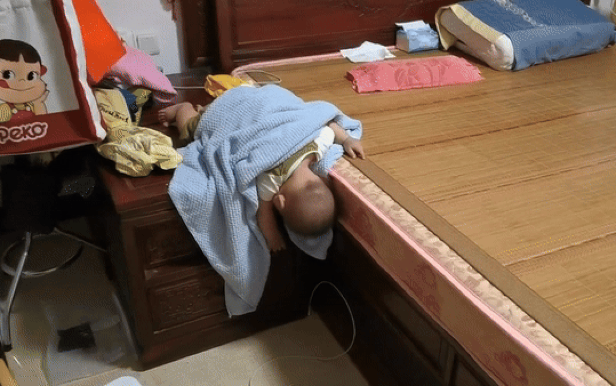 2 triệu lượt xem màn nằm ngủ của em bé với dáng cực bá đạo Ảnh 2