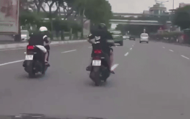 Vừa phóng xe máy trên đường vừa nằm ngả ngớn 'làm xiếc', các thanh niên trả giá nhớ đời Ảnh 2