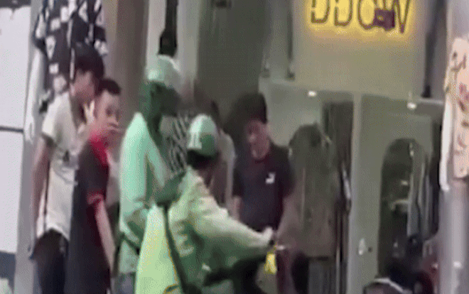 Màn giật cô hồn 'nhanh như chớp' khiến đồng nghiệp chỉ biết đứng hình Ảnh 2