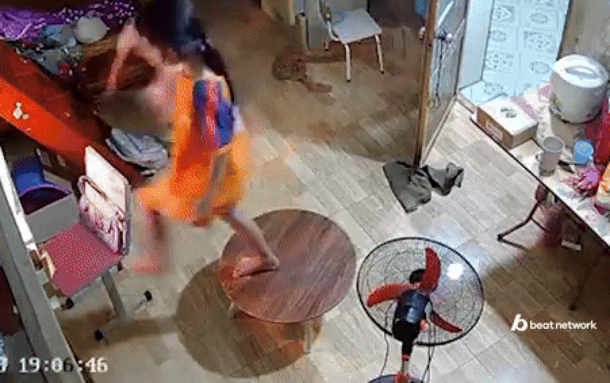 Thấy chiếc bàn mới mua bị gãy chân, mẹ check camera thấy cảnh tức không nói nên lời Ảnh 2