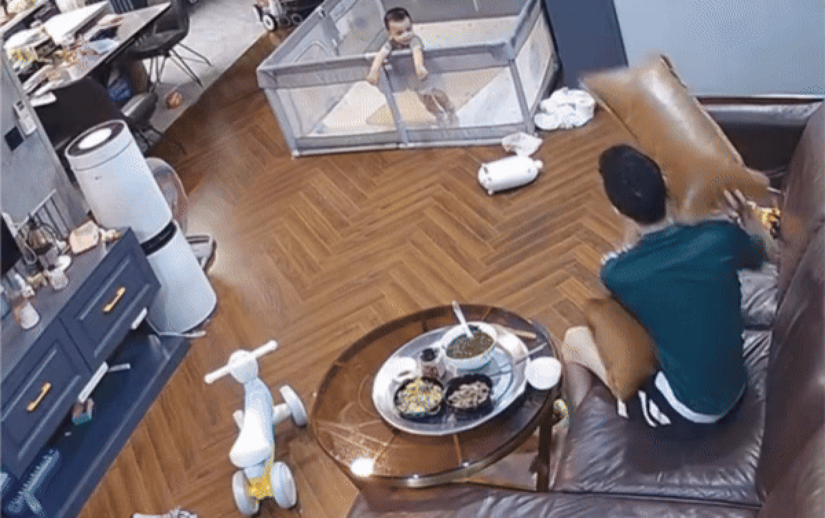 Vui vẻ chơi ném gối với con, người bố hết hồn với cái kết Ảnh 2