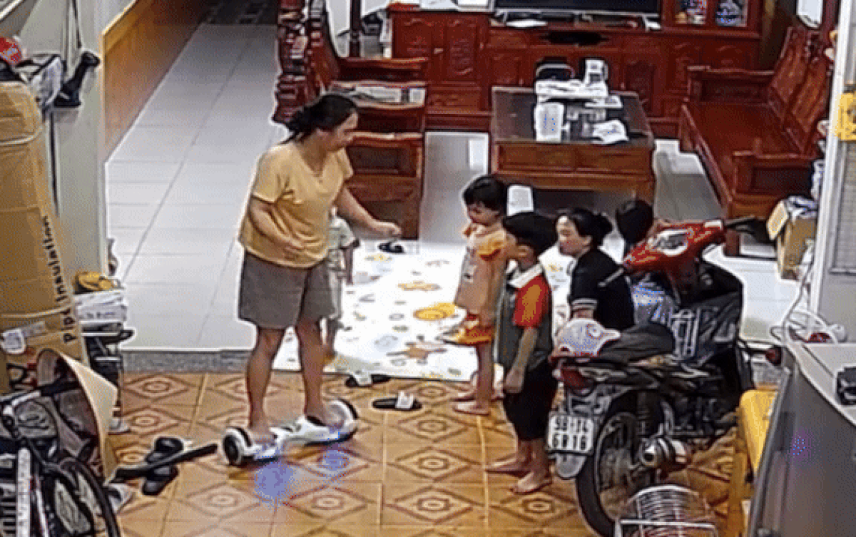Bác gái đòi đi thử xe điện 2 bánh của cháu, cả nhà được phen cười 'vỡ bụng' Ảnh 2