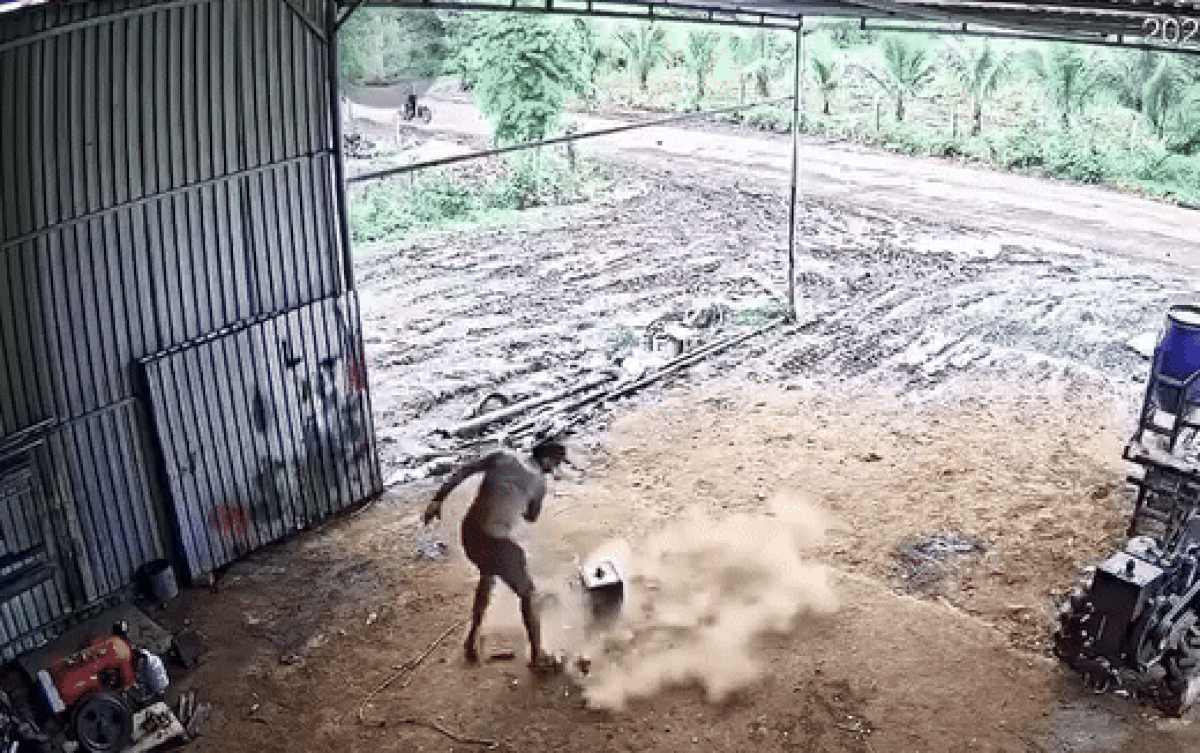 Người đàn ông đang làm việc thì bỏ chạy loạn xạ, xem camera dân tình liền hiểu lý do Ảnh 2