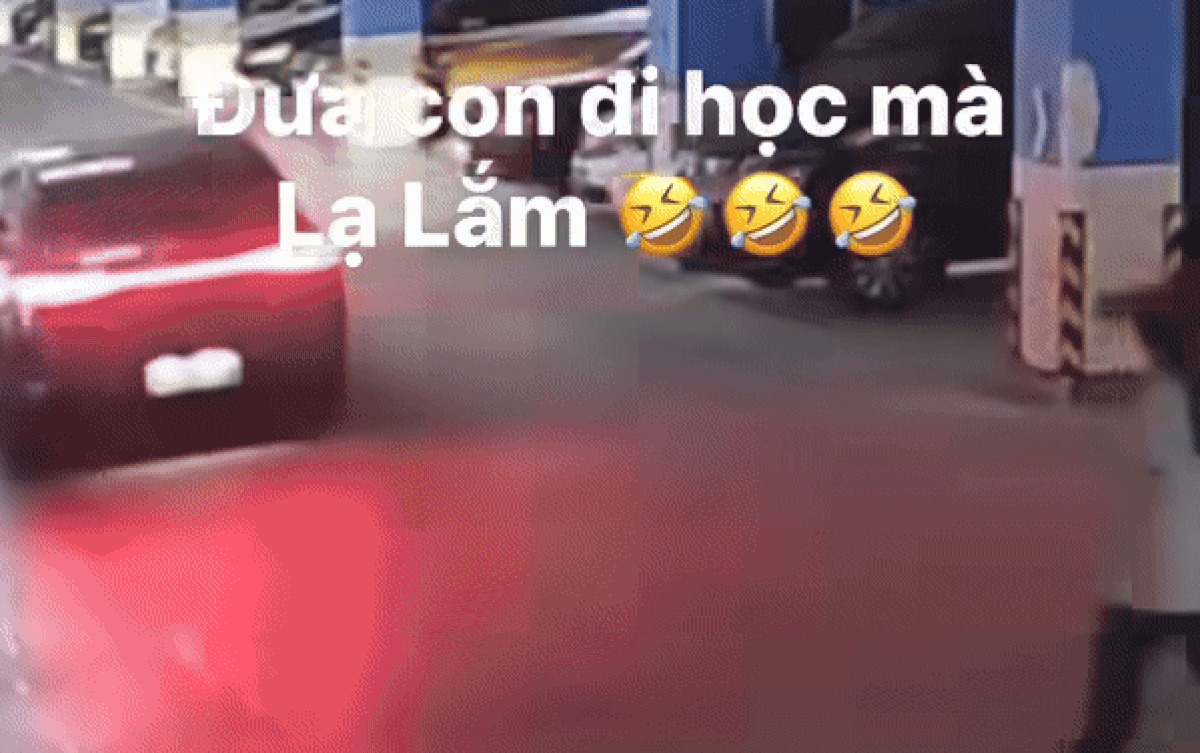 Mẹ hăng hái lái ô tô đưa con gái đi học, camera ghi lại cảnh cực hài hước Ảnh 2