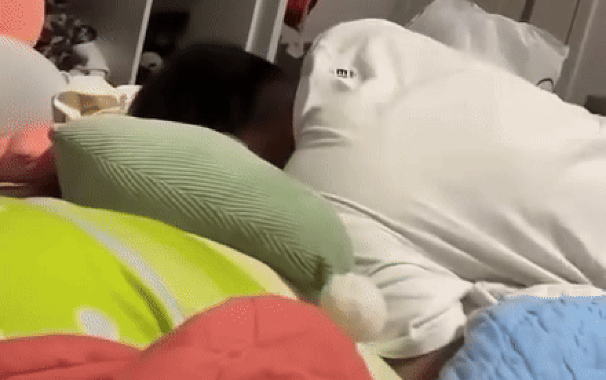 Chồng ôm gối khóc nức nở, vợ chia sẻ lý do khiến dân mạng cười ngất Ảnh 2