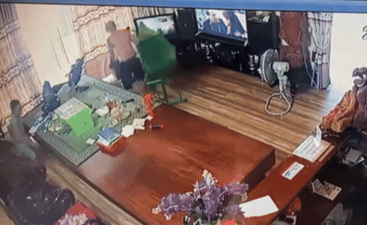 Phẫn nộ clip chồng hành hung vợ dã man, con nhỏ gào khóc can ngăn nhưng bất thành Ảnh 2
