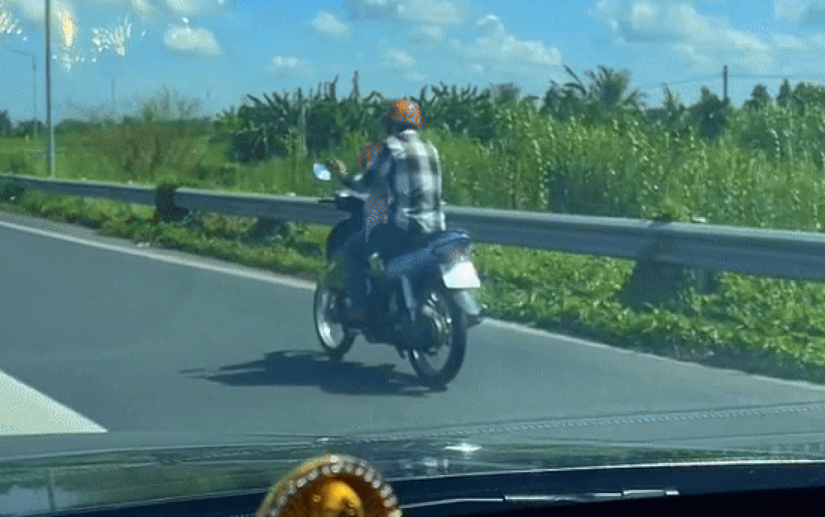 Thấy 2 cha con đi xe máy nhầm vào cao tốc, tài xế có hành động nhận cơn mưa lời khen Ảnh 2