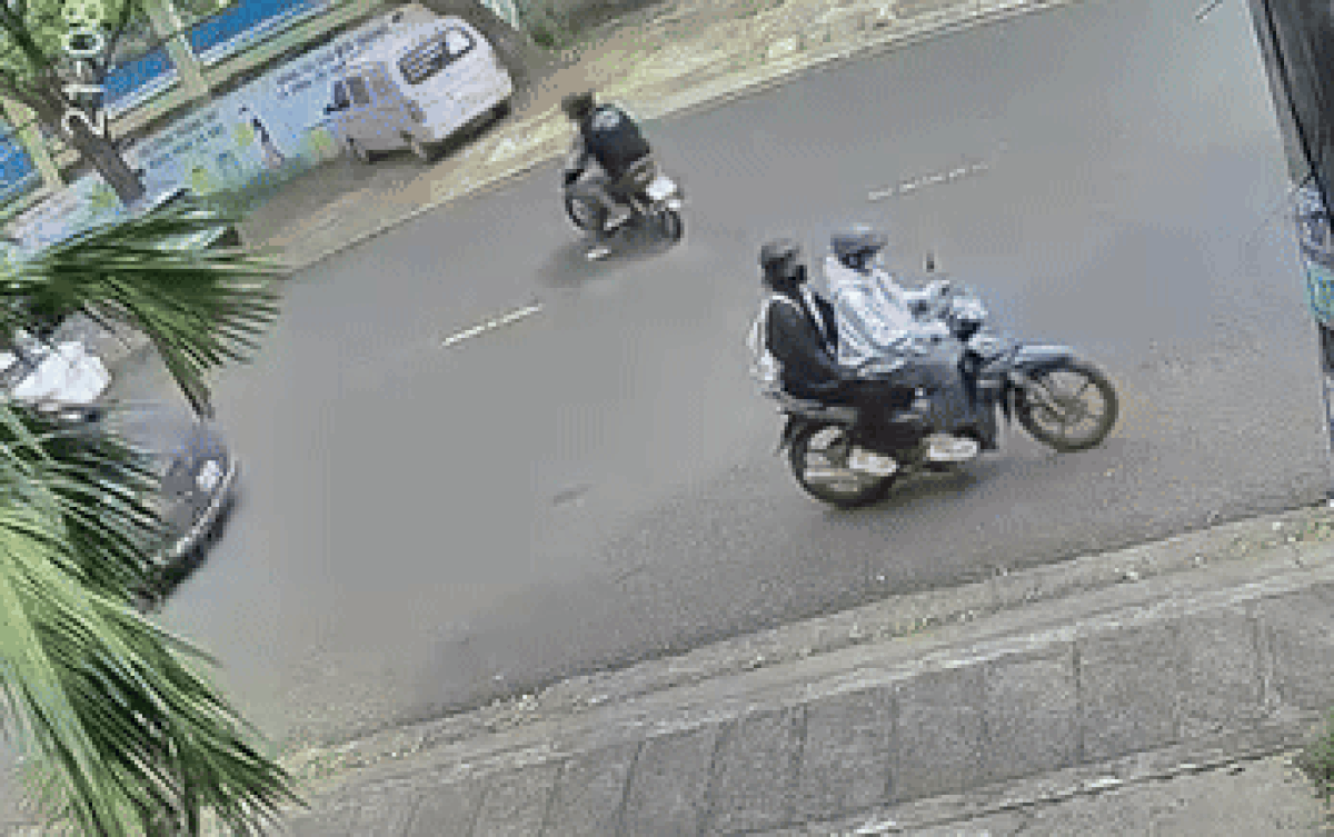 2 nữ sinh định nổ xe máy đi học, camera ghi lại cảnh dở khóc dở cười Ảnh 2