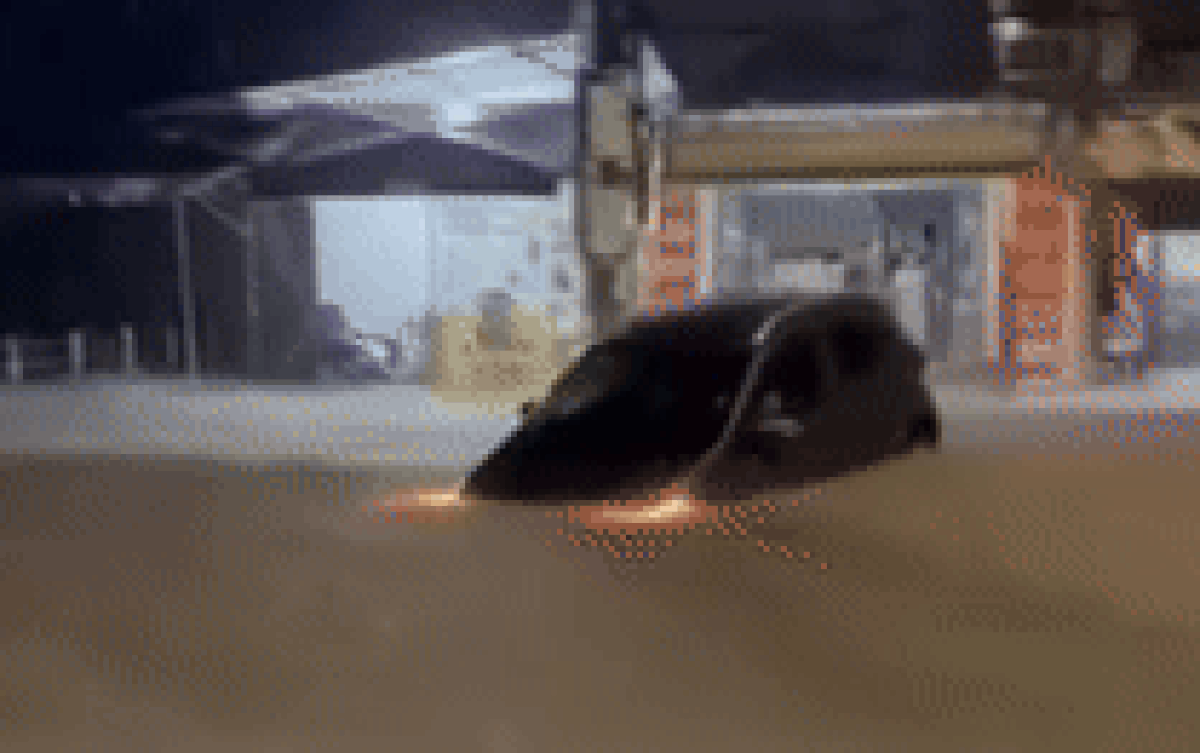 Clip: Mưa lớn kéo dài trong đêm, cuốn trôi ô tô trên đường ở Thái Nguyên Ảnh 2