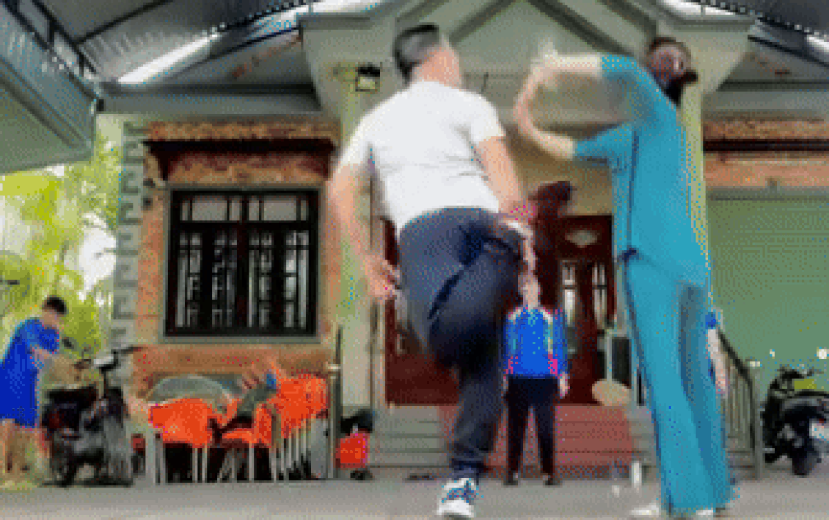 Màn đá cầu 'dẻo như múa' của các phụ huynh khiến dân tình không thể rời mắt Ảnh 2