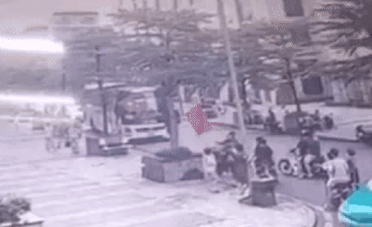 Tình hình sức khoẻ của bé trai bị đánh dã man ở sân chung cư hiện ra sao? Ảnh 2