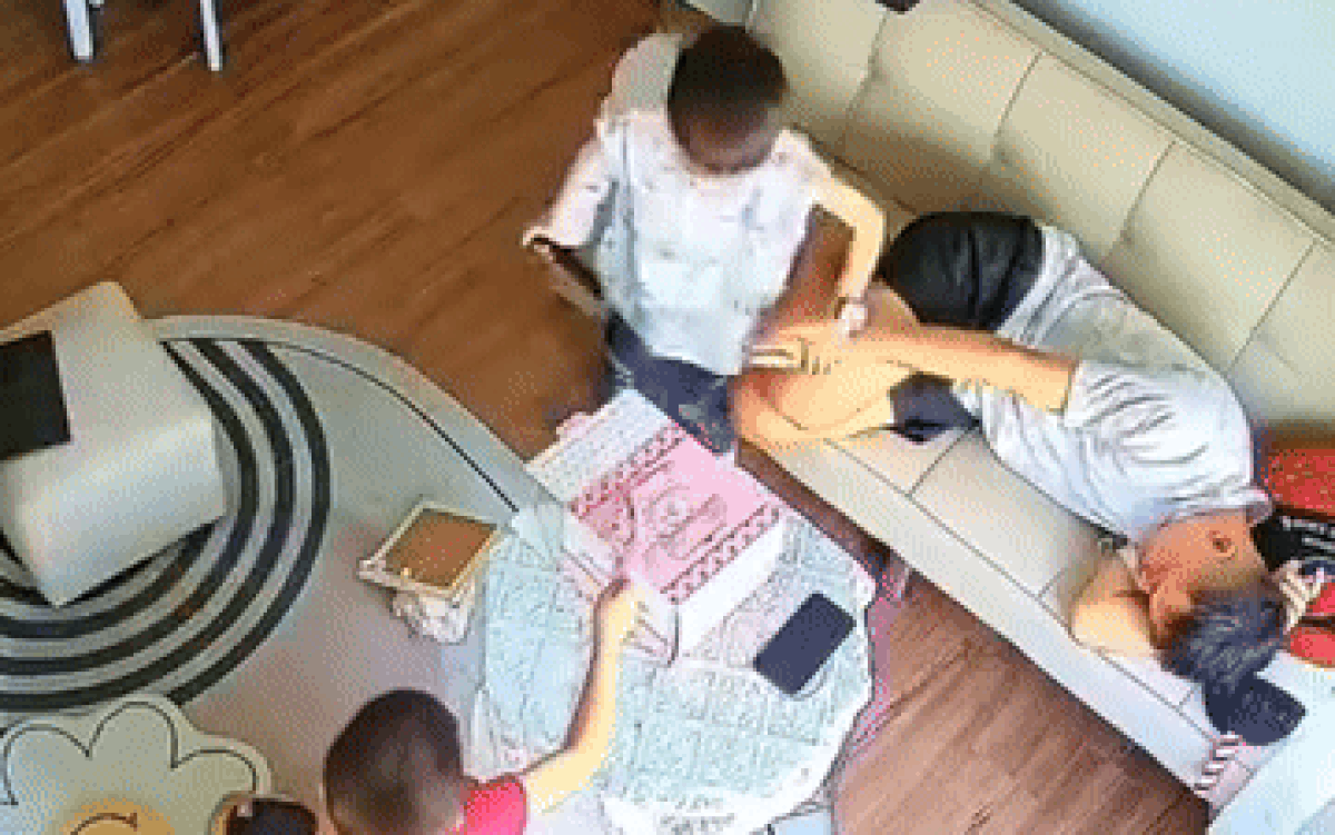 Ngủ say lỡ làm rơi bánh kem, ông bố xem lại camera mới phát hiện sự thật đằng sau Ảnh 2