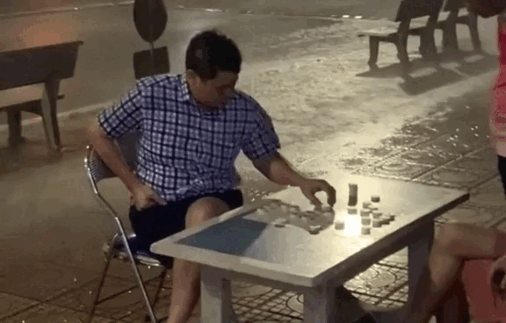 Cười nghiêng ngả với khoảnh khắc ba người đàn ông hết mình với đam mê bất chấp mưa to gió lớn Ảnh 2