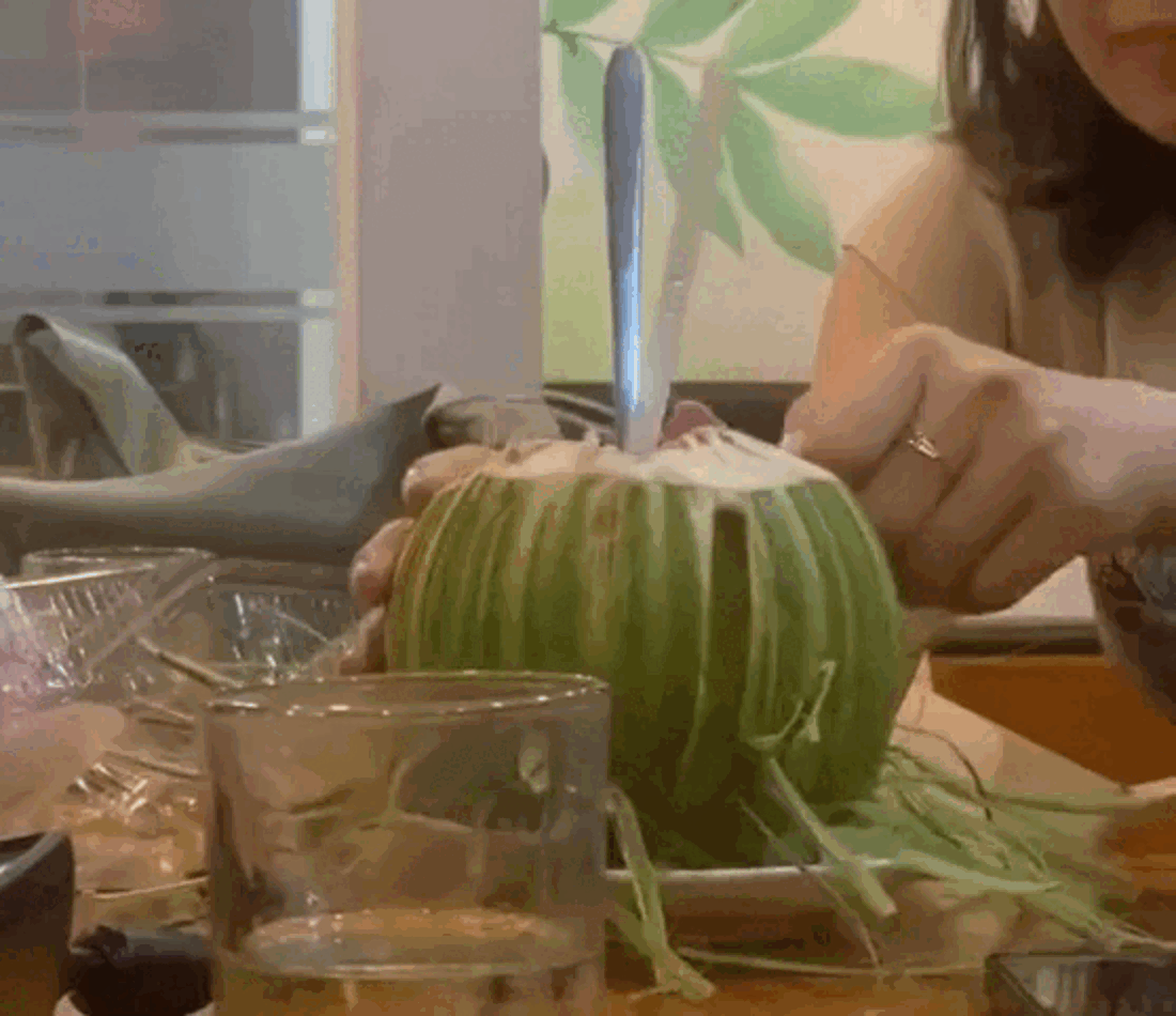 Cười nghiêng ngả với cách giúp tập trung tám chuyện không ngờ tới của nhóm bạn nữ Ảnh 2