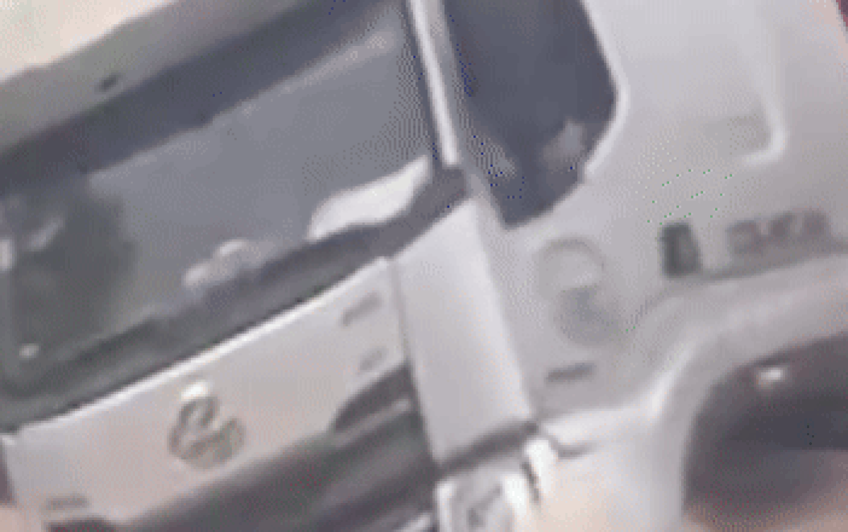 Tài xế xe đầu kéo bị dòng lũ cuốn trôi và cái kết cực đẹp Ảnh 2