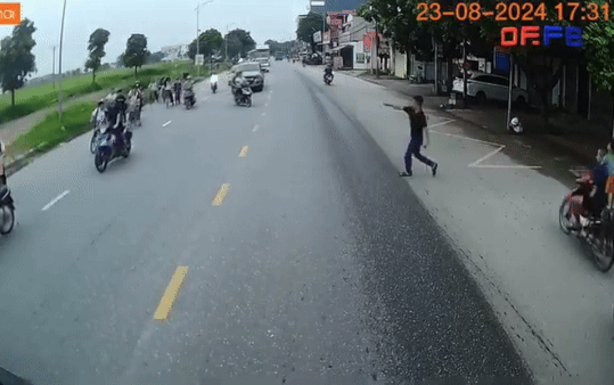 Hành động đẹp của người đàn ông và các tài xế dành cho học sinh lúc tan học lan toả niềm vui Ảnh 2