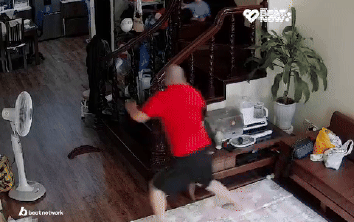 Ông bố suýt 'mất vía' lúc trông con nhỏ, xem lại camera vẫn còn run sợ Ảnh 2