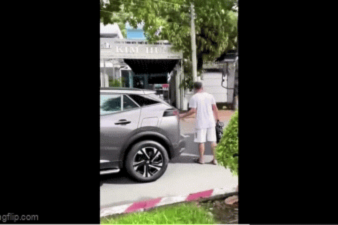 Ùn tắc kéo dài chỉ vì tài xế đỗ xe giữa đường làm một việc gây ức chế Ảnh 2