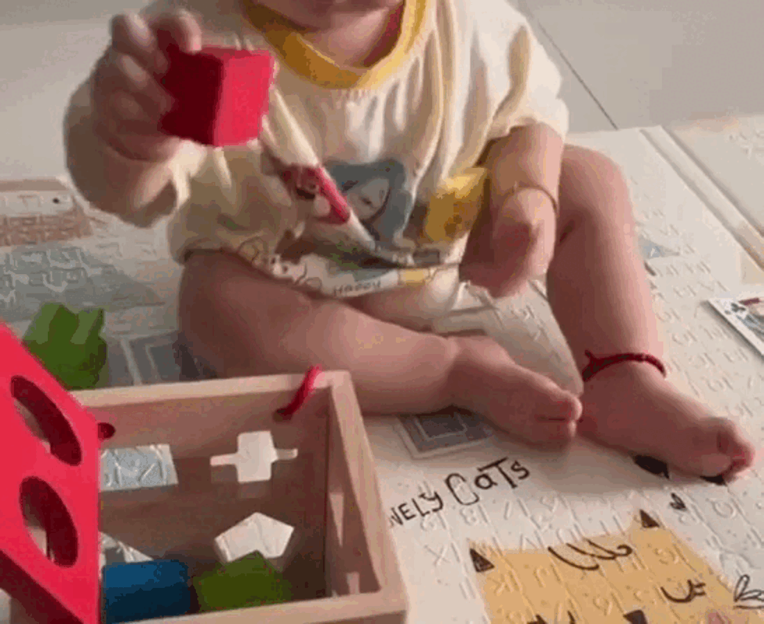 Cười ngất với khoảnh khắc 'dằn mặt' cực kỳ bá đạo của em bé khi chơi cùng với bố Ảnh 2