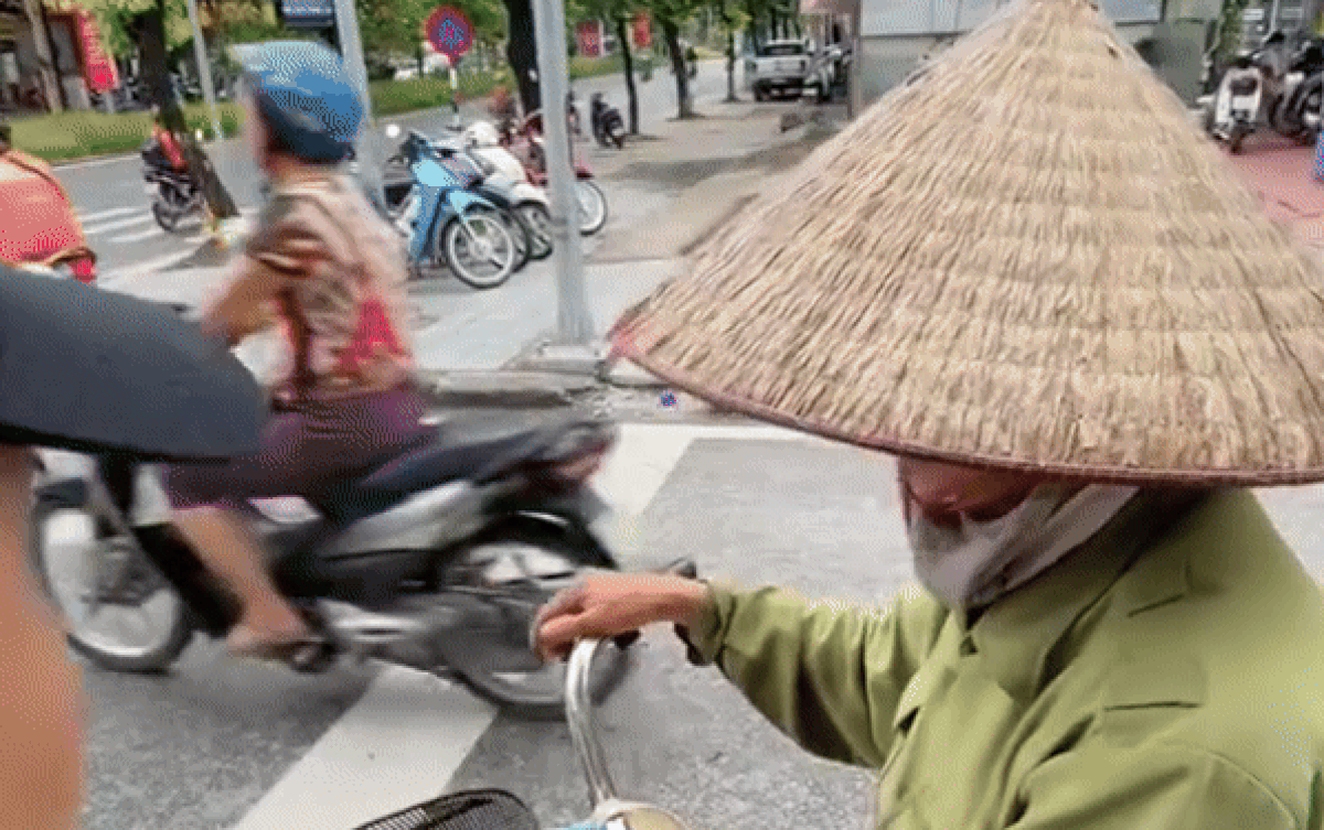 Gần 4.5 triệu lượt xem màn tặng thịt lợn cho người lạ cực đáng yêu của thanh niên Ảnh 2