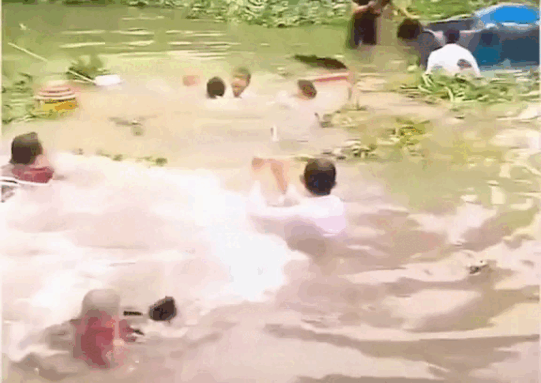 Cười ngất với khoảnh khắc dàn bê tráp đám cưới bỗng hóa thành 'kình ngư' bất đắc dĩ Ảnh 2