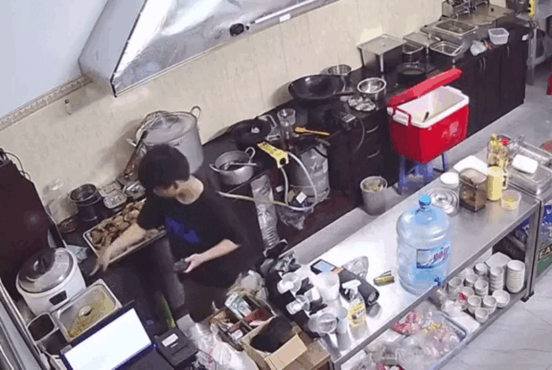 Check camera xem nhân viên bấm nút nồi cơm chưa, chủ quán nhận lại một phen điếng người Ảnh 2