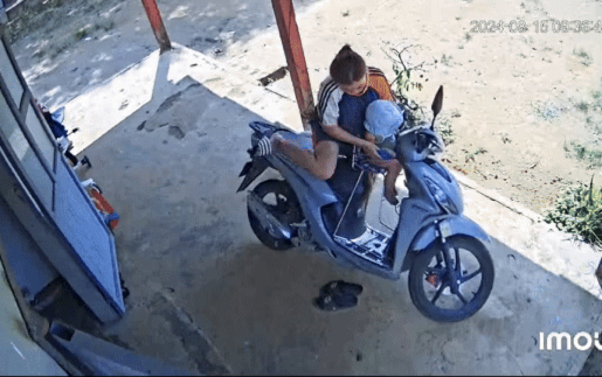 2 mẹ con ngã dúi dụi khi xe máy vừa dừng, dân tình chỉ ra lỗi của người mẹ Ảnh 2