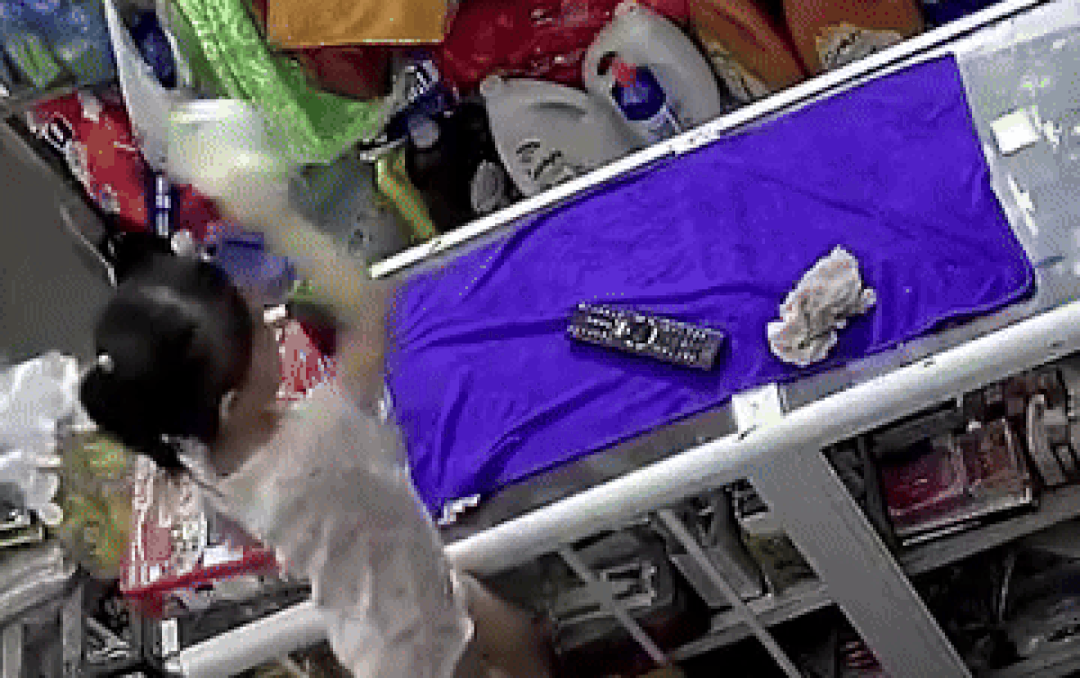 Trông hàng tạp hoá cho mẹ, bé gái có hành động khiến người mẹ 'giận tím người' Ảnh 2