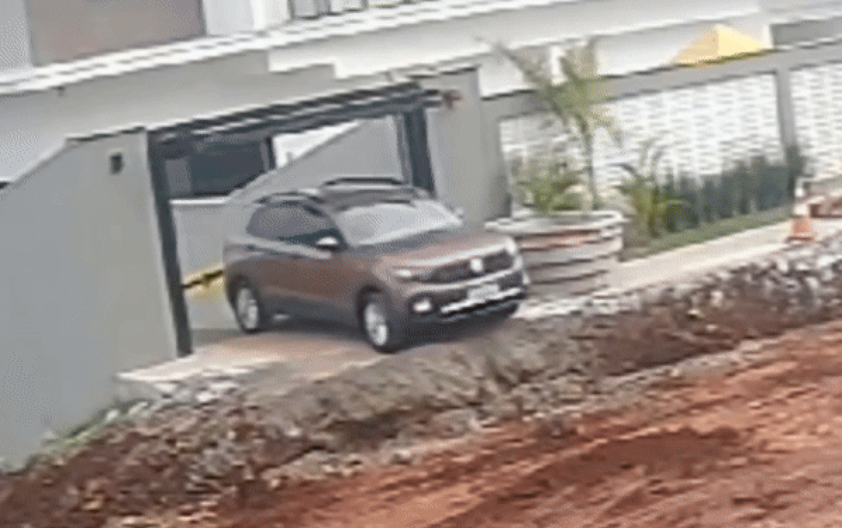 Pha lái xe 'đi thẳng vào lòng đất' khiến dân tình bàn luận rôm rả Ảnh 2