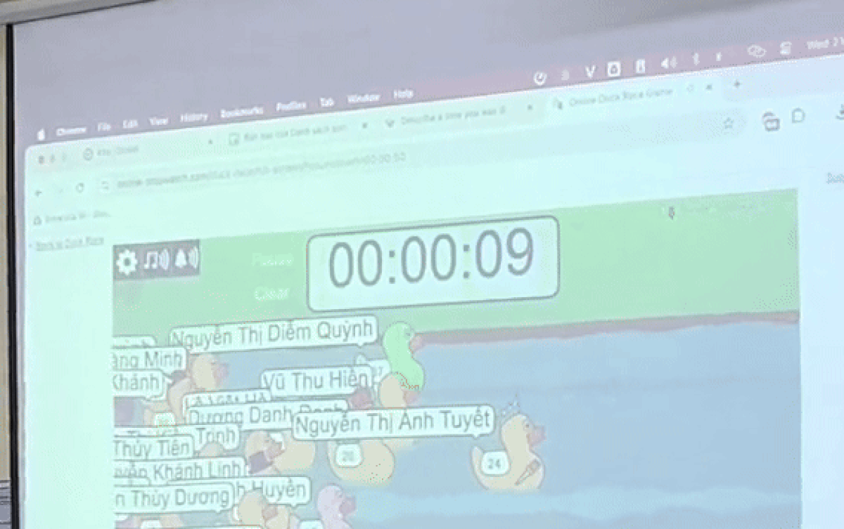Màn gọi sinh viên lên bảng trả lời khiến nhiều người thích thú Ảnh 2