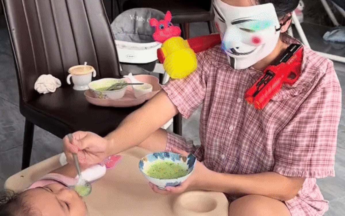 Mẹ đeo mặt nạ hoá trang thành chú hề, con vừa ăn dặm vừa ngơ ngác không hiểu chuyện gì xảy ra Ảnh 2