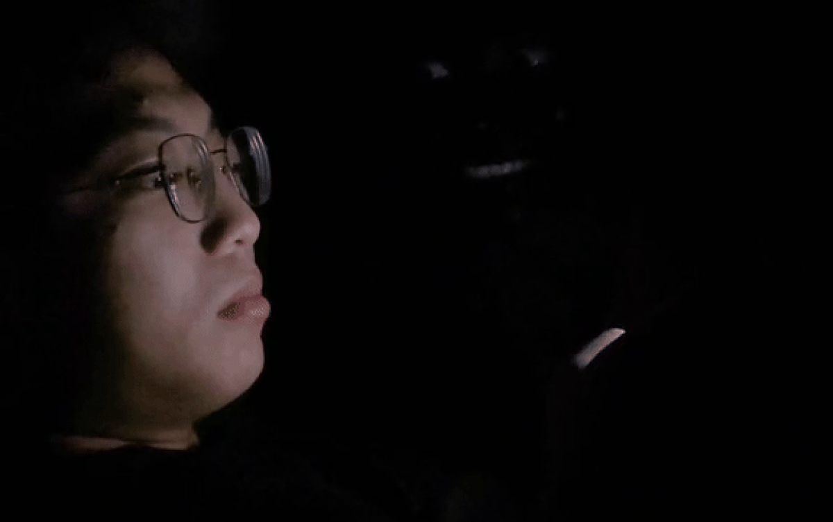 Vừa tắt điện đi ngủ, chồng được phen giật bắn mình bởi trò đùa của vợ Ảnh 2