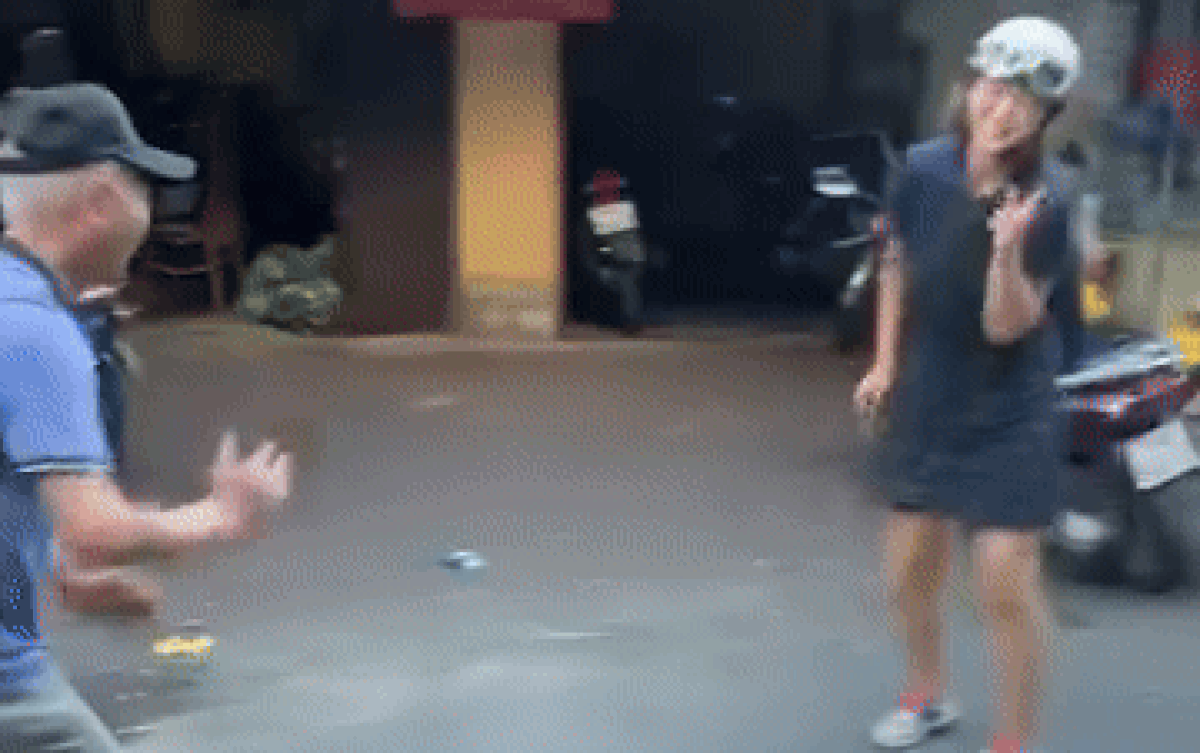 Cô gái đứng nhảy nhót ngoài đường tưởng bị chê bai và cái kết đầy bất ngờ Ảnh 2