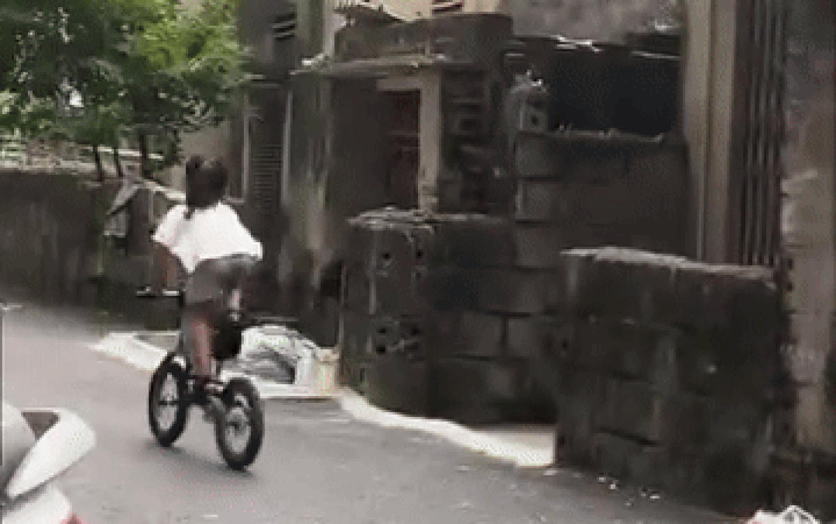 Màn đạp xe cực ngầu của 'búp măng non' khiến CĐM thốt lên: Không đẻ con gái đời không nể Ảnh 2